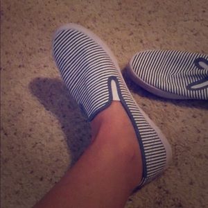 American eagle size 7 slip on sneakers